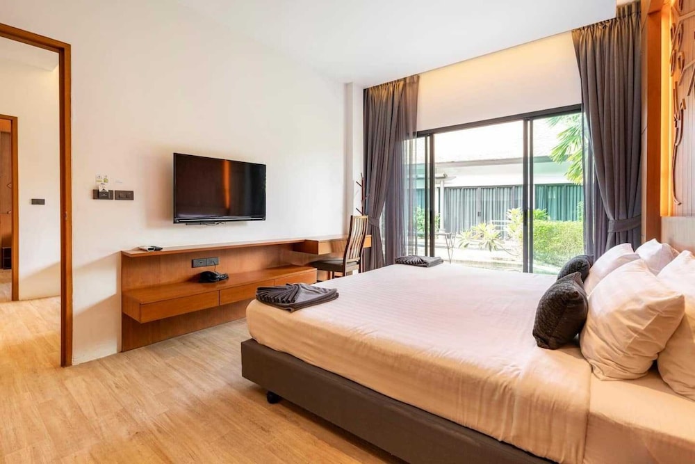 1 BEDROOM, POOL ACCESS