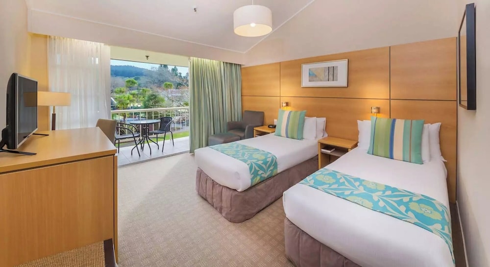WAIORA, SUPERIOR, KING BED