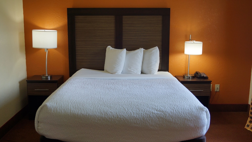 Days Inn Suites By Wyndham Traverse City 24/50