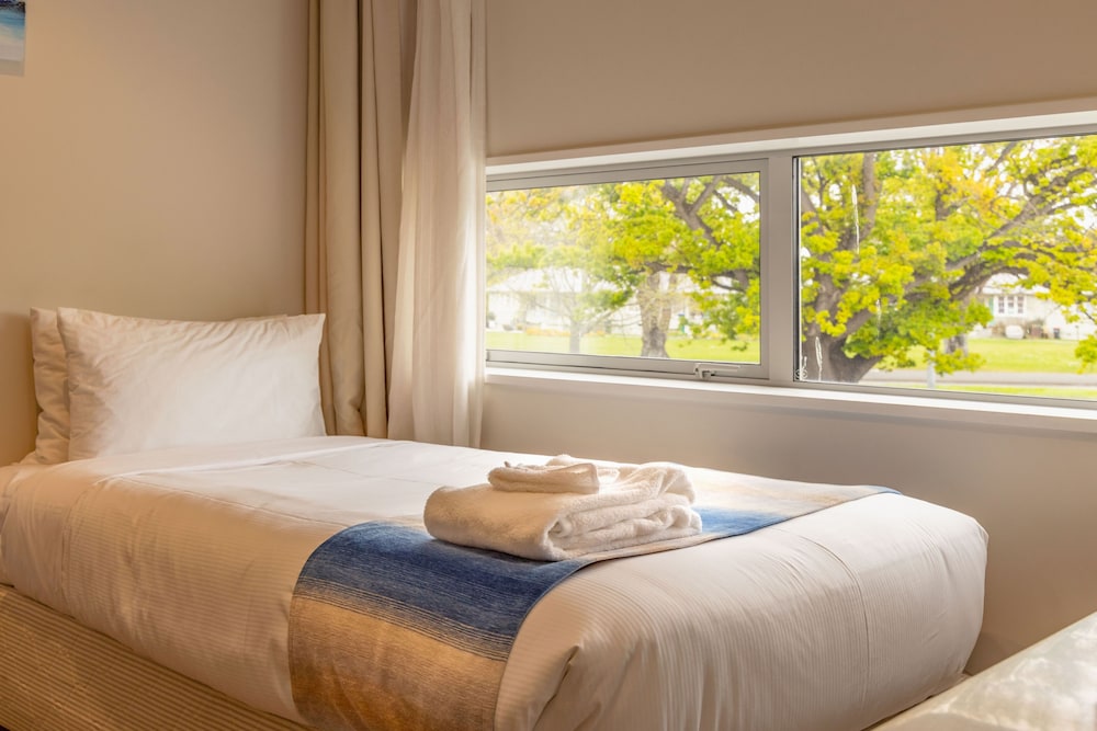 شقة عائلية بسرير كوين وسرير فردي مع أريكة، Alpine Hotel 4/9