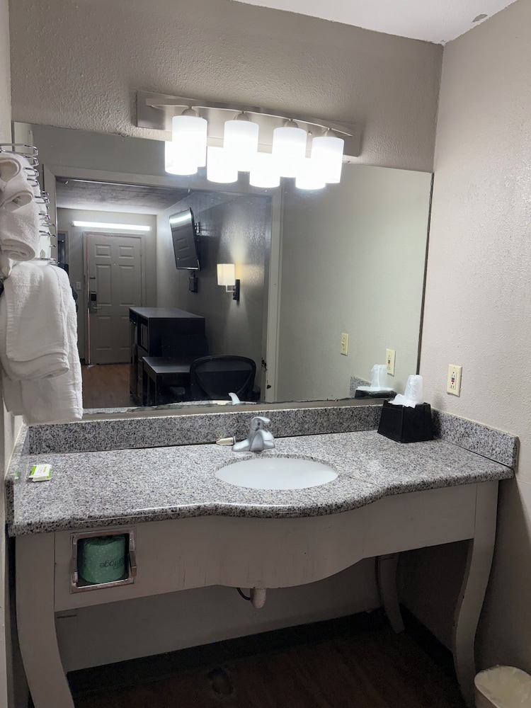 Relax Inn & Suites 19/21