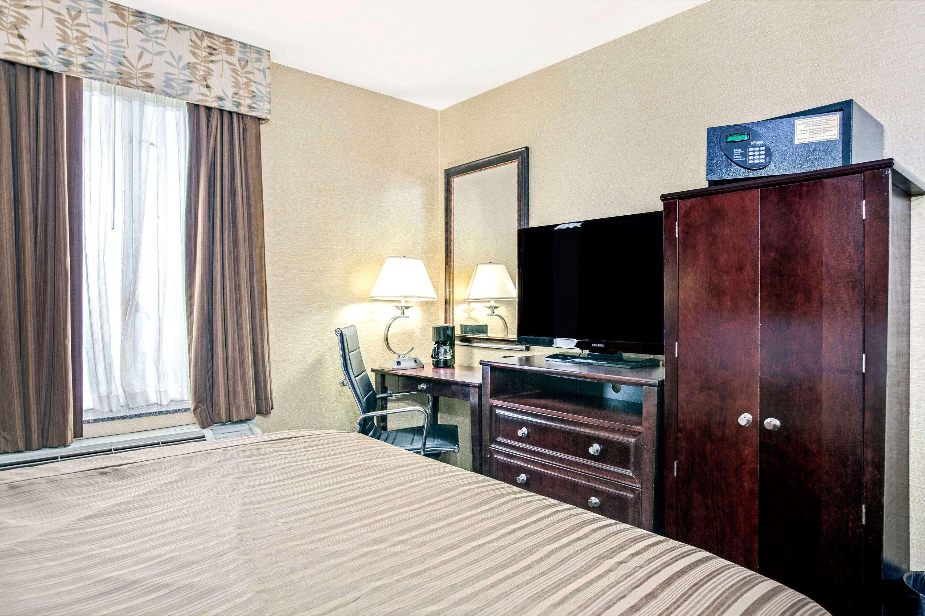 غرفة بسرير كينج، Days Inn By Wyndham Long Island City 2/2