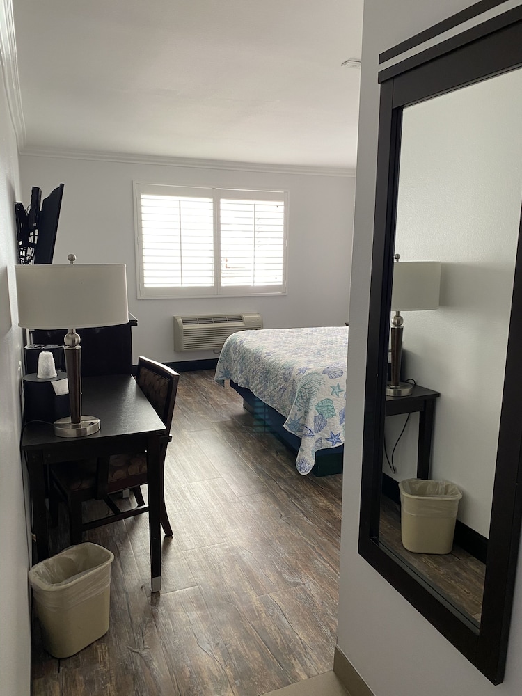 Ocean Surf Inn & Suites 21/73