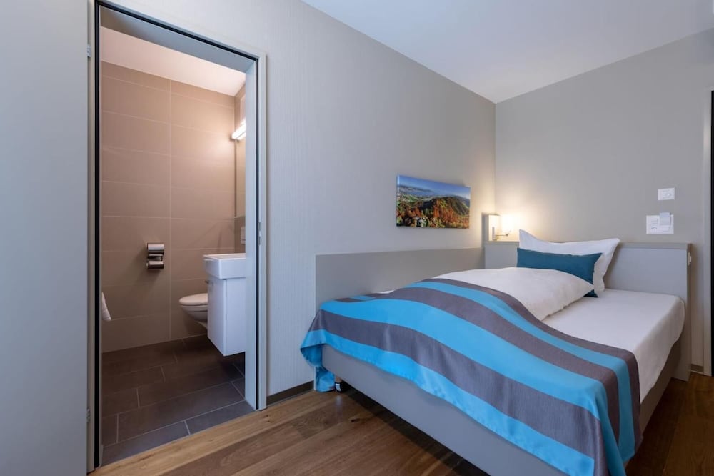 ROOM, SINGLE