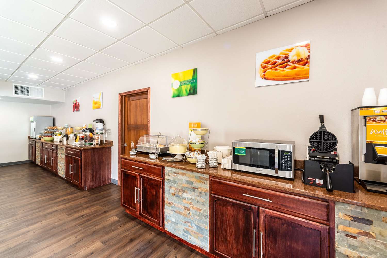 Quality Inn & Suites Vandalia near I-70 and Hwy 51 7/30