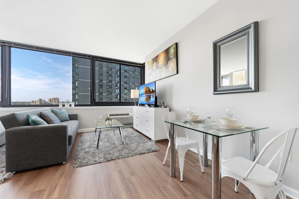 Global Luxury Suites Downtown Jersey City 52/71
