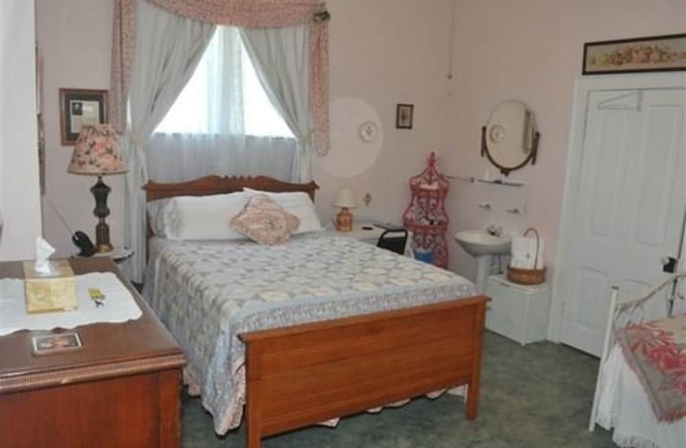 Carrier Houses Bed and Breakfast 13/60