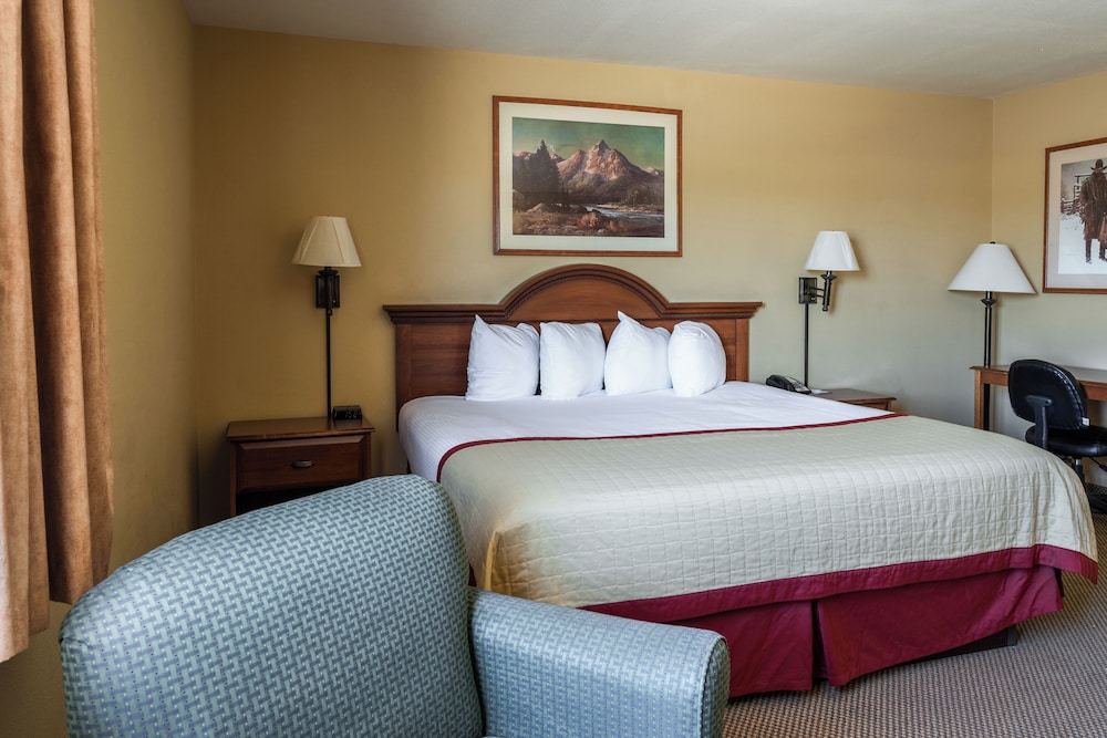 Pinedale Hotel & Suites 17/50