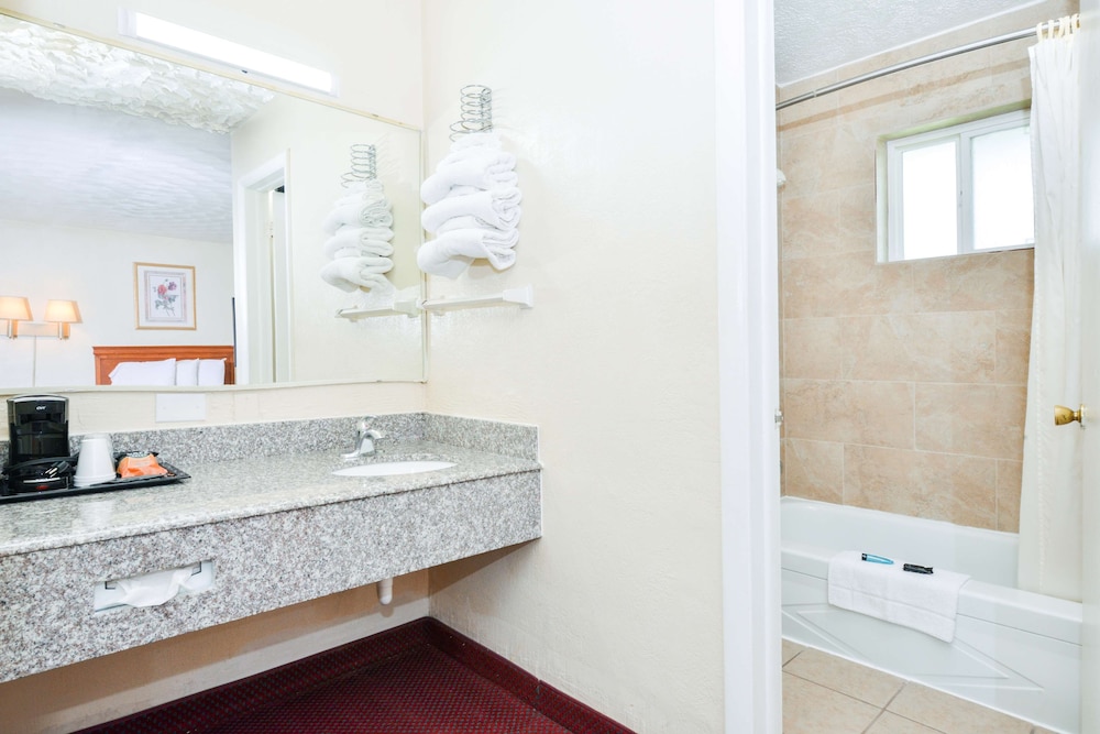 Americas Best Value Inn Lebanon MO 26/38