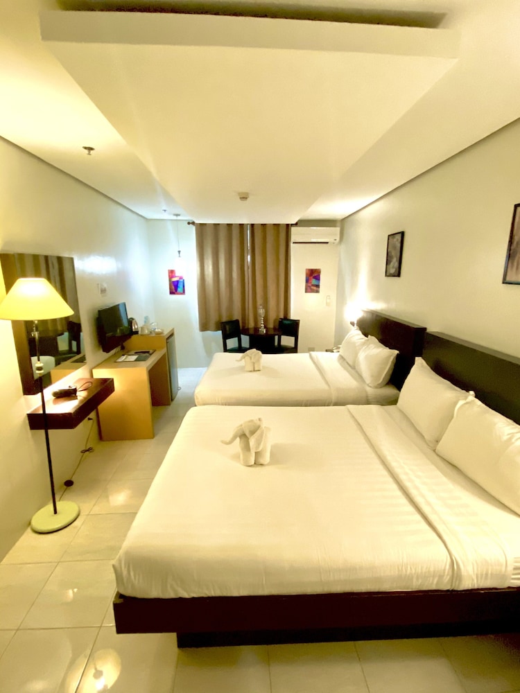 Ninong's Hotel 16/41
