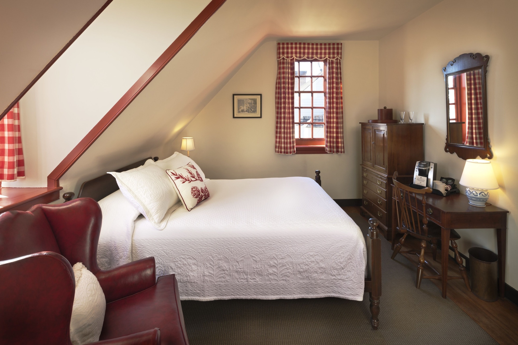 TAVERN, CLASSIC, QUEEN BED