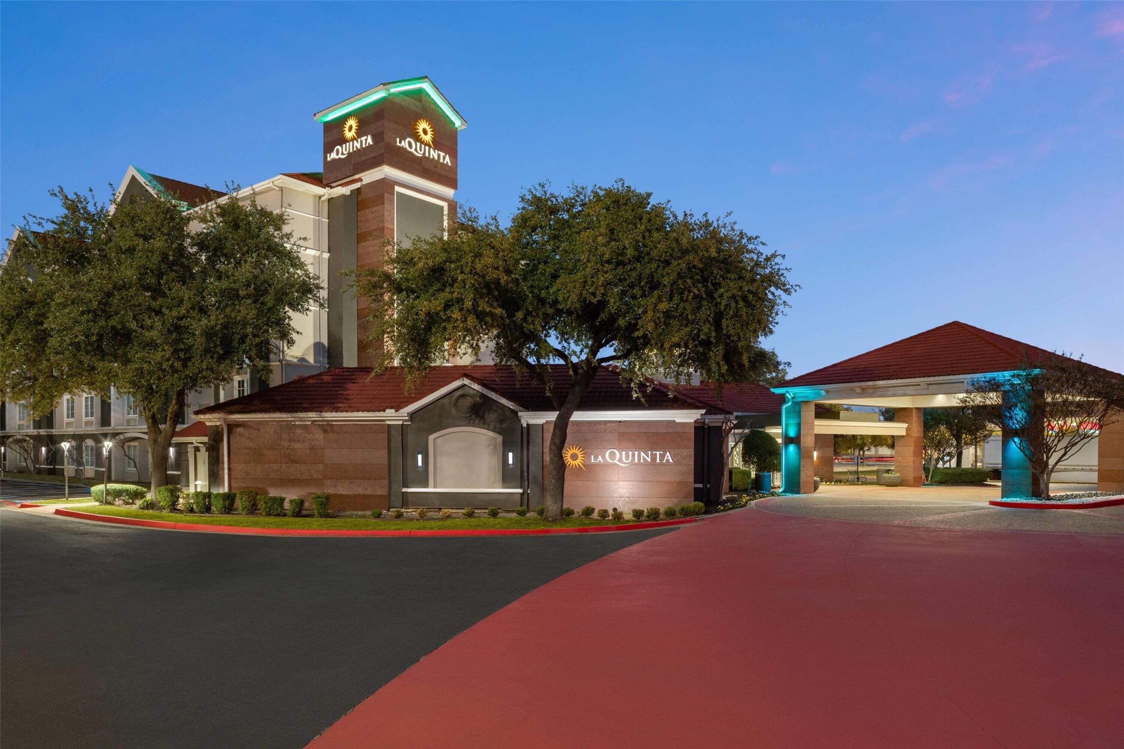 La Quinta Inn & Suites by Wyndham Dallas Arlington South 8/66
