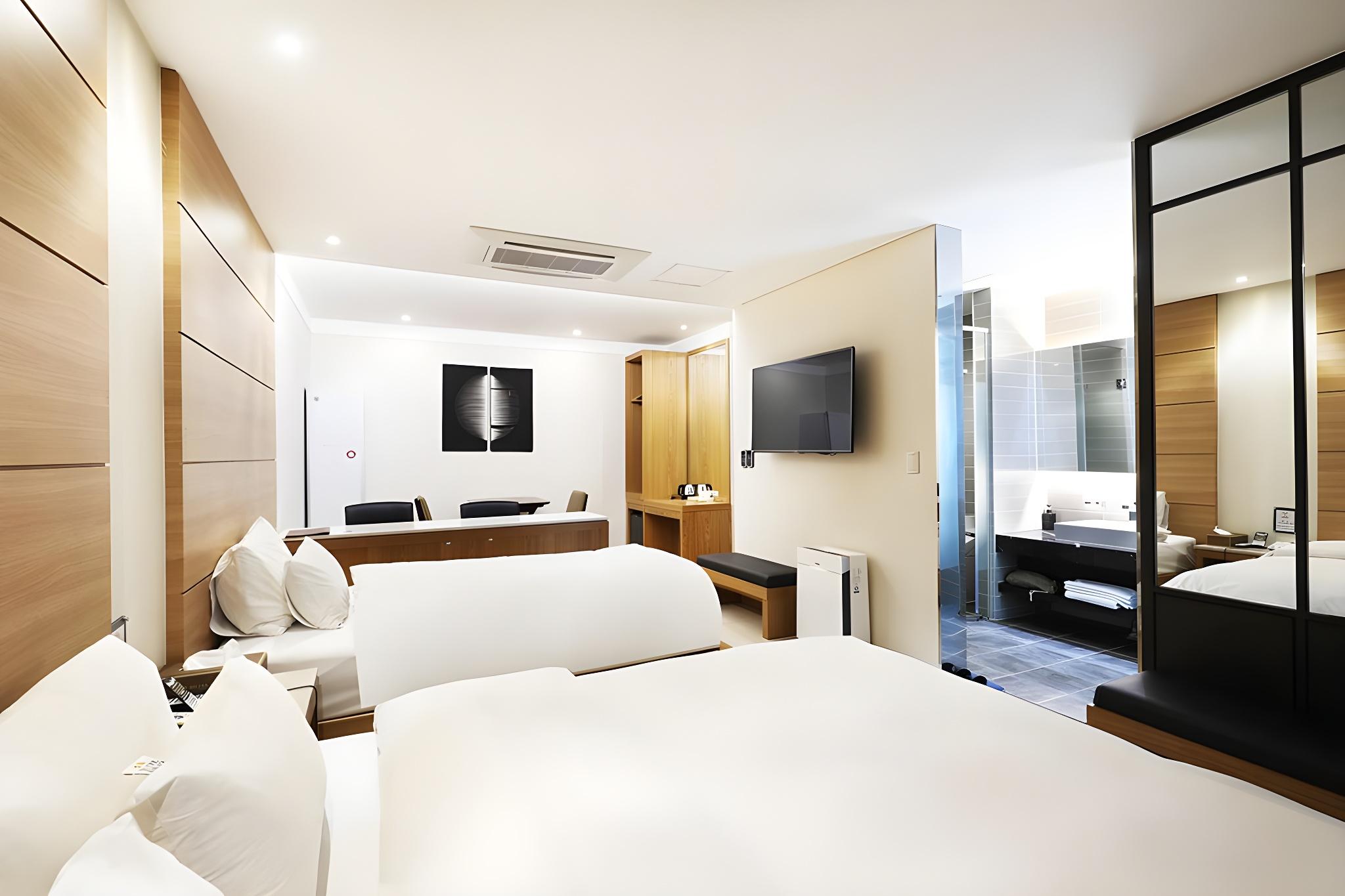 Suite, 1 Double and 1 Single Bed, 2 Beds