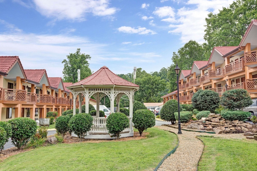 Super 8 by Wyndham Downtown Gatlinburg at Convention Center 1/23