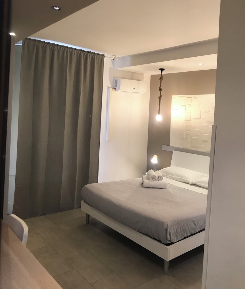 SUPERIOR, QUEEN BED, CITY VIEW, BALCONY