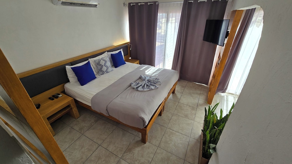Renovated, Superior, King Bed، Buena Vista Oceanfront & Hot Springs Resort 6/8
