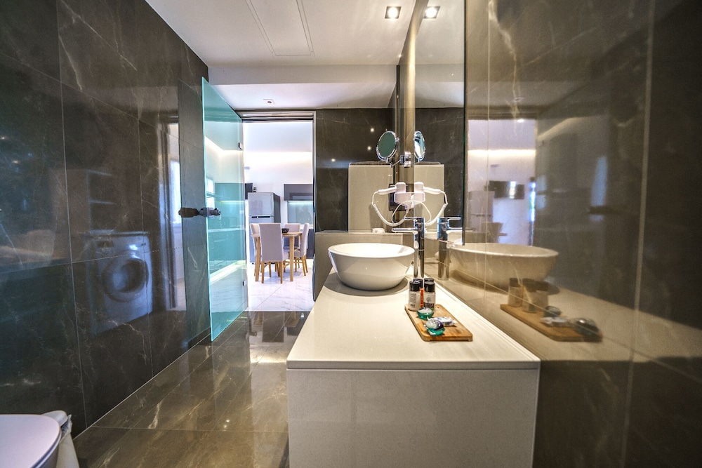 Elysian Suites 26/61