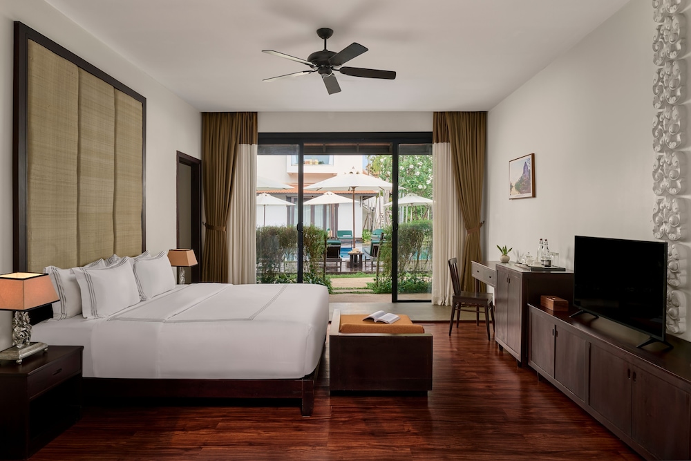 SUITE, POOL VIEW
