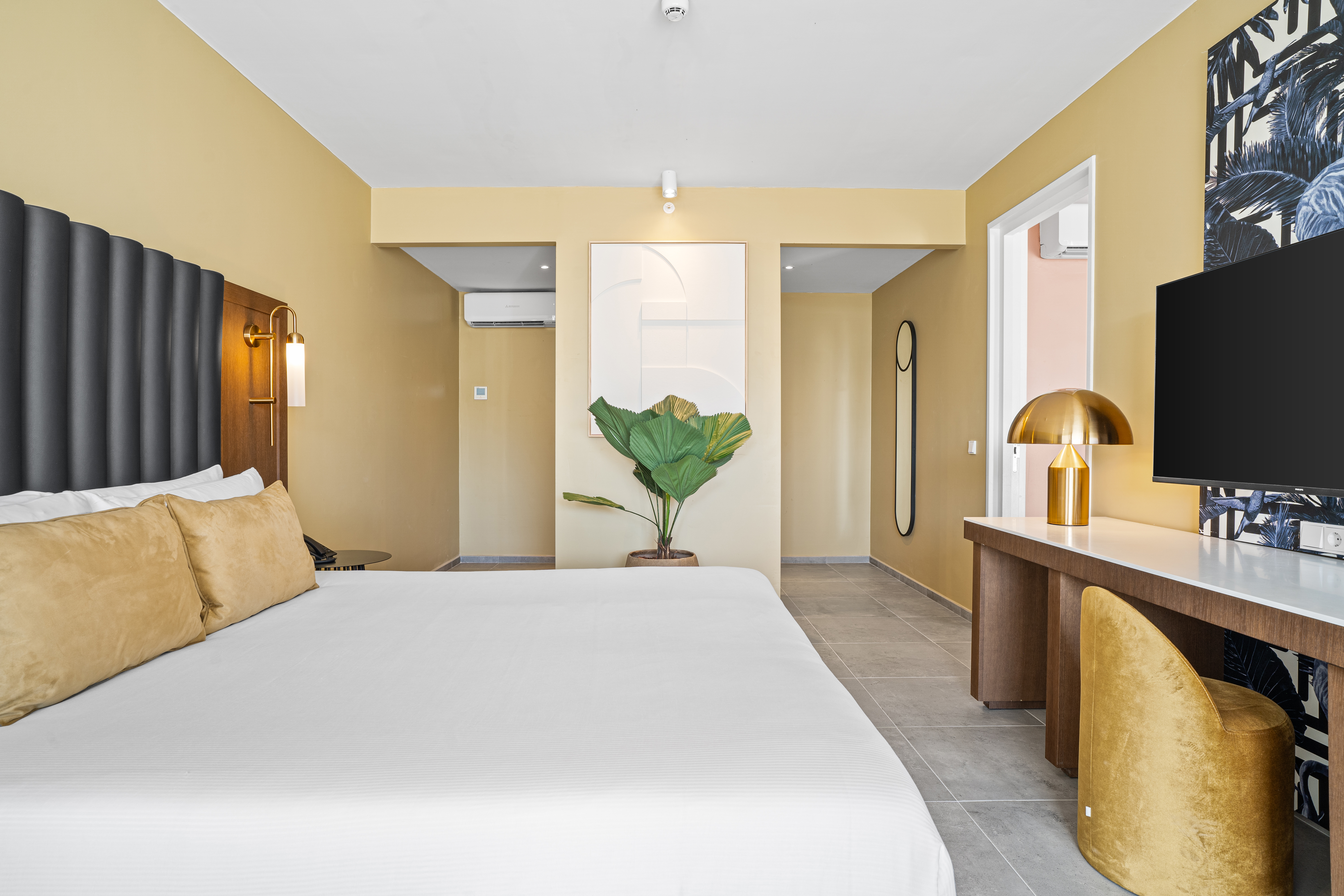 1 BEDROOM, SUITE, KING BED, CRUISE OCEAN VIEW
