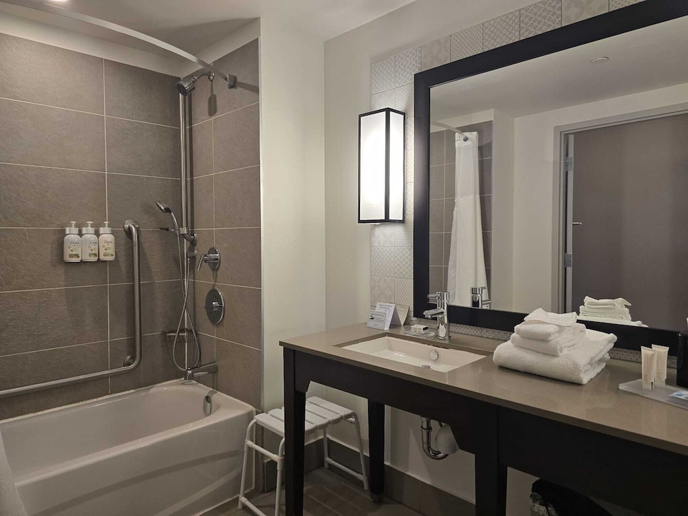 Country Inn and Suites By Radisson Belleville ON 48/49
