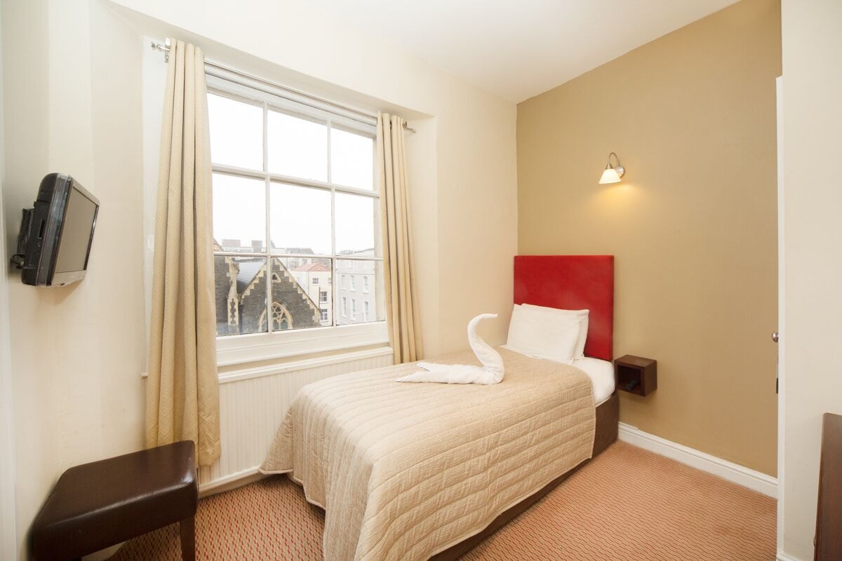 ROOM, SINGLE