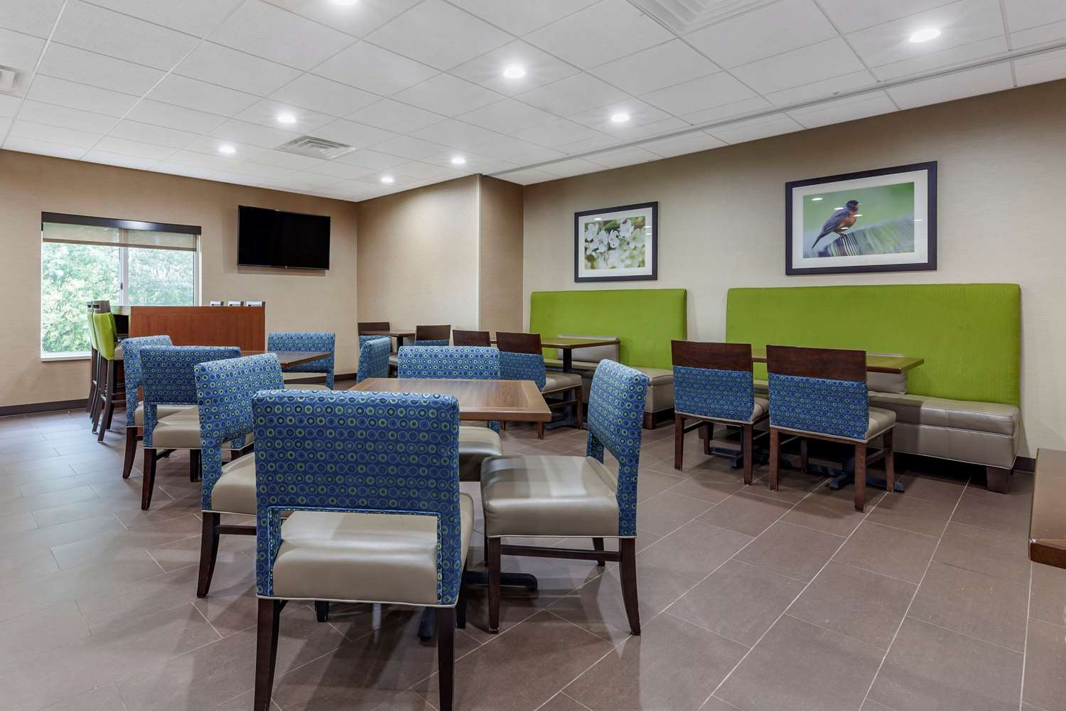 Comfort Suites Escanaba West 30/34