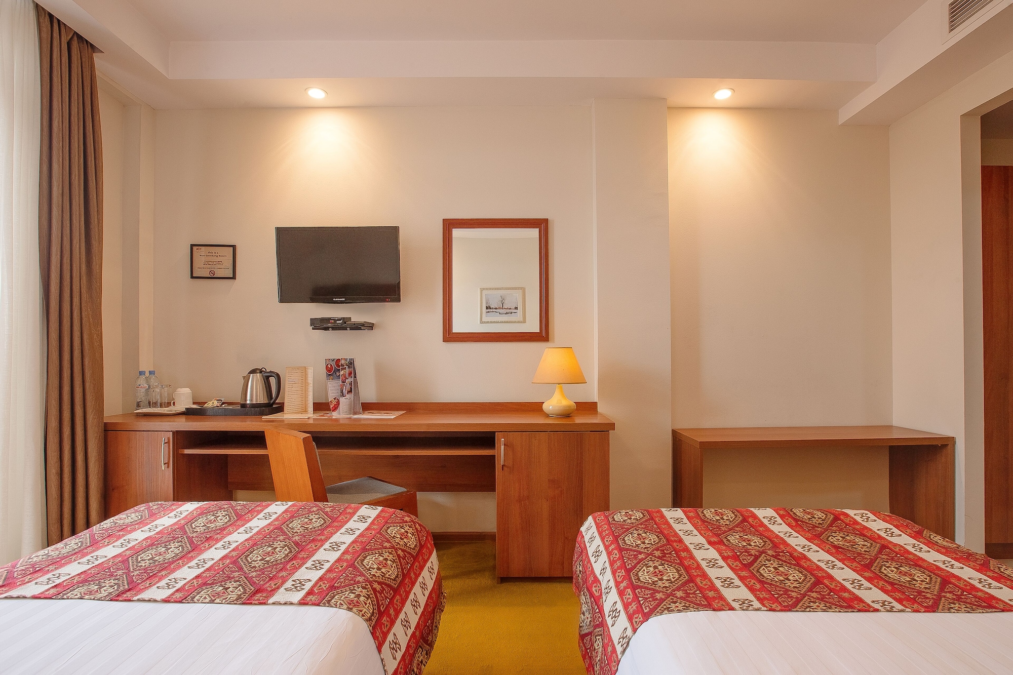 DELUXE, DOUBLE OR TWIN BED, TERRACE