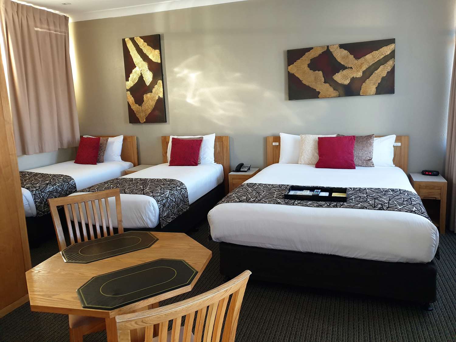 غرفة عائلية بسرير كوين وسريرين منفصلين