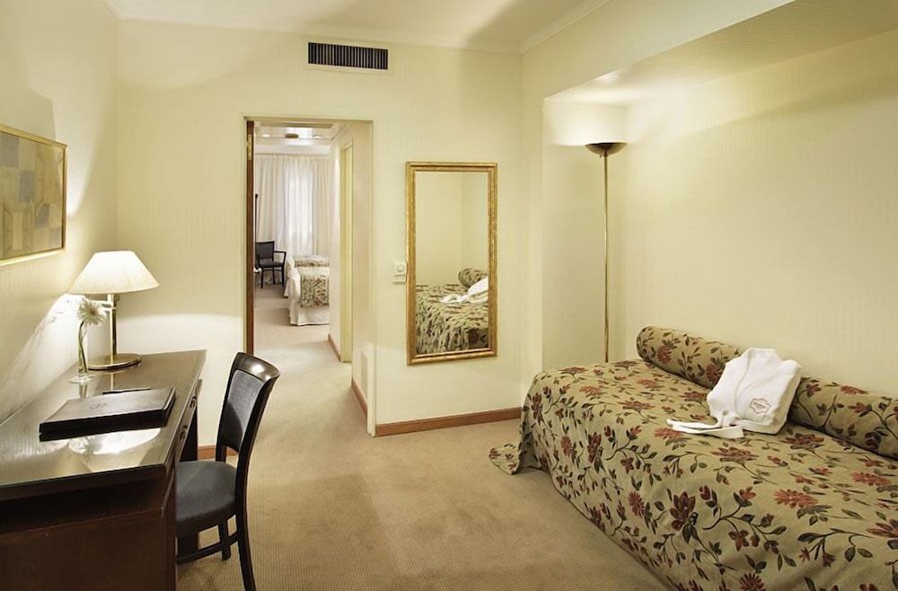 DOLMEN HOTEL 6/52