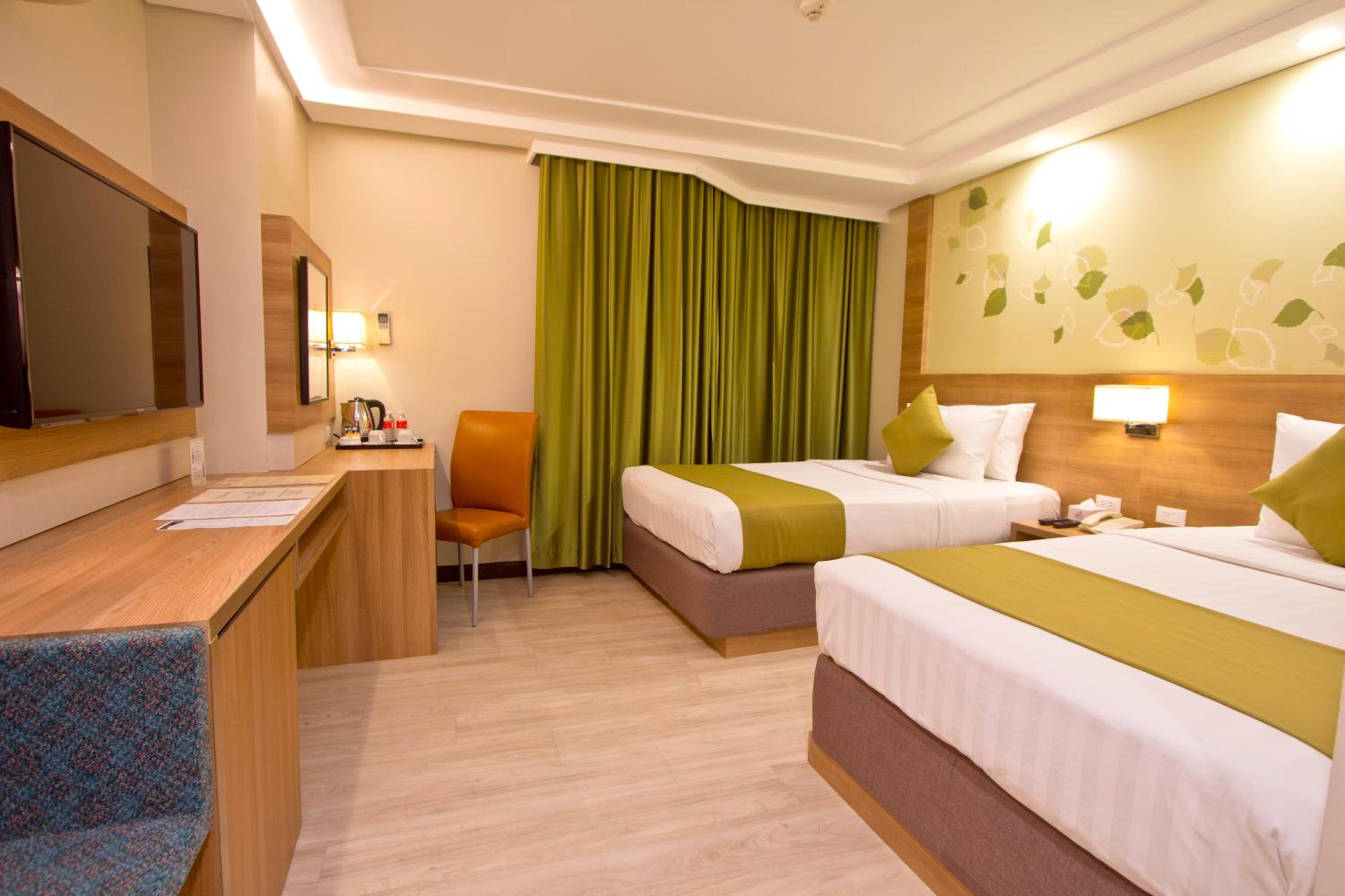 غرفة ديلوكس بسرير مزدوج، Crown Regency Hotel Makati 4/7