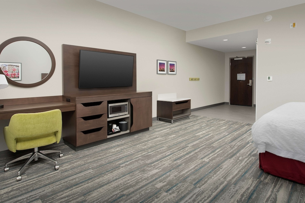Hampton Inn Suites Charlotte Airport Lake Pointe 35/38