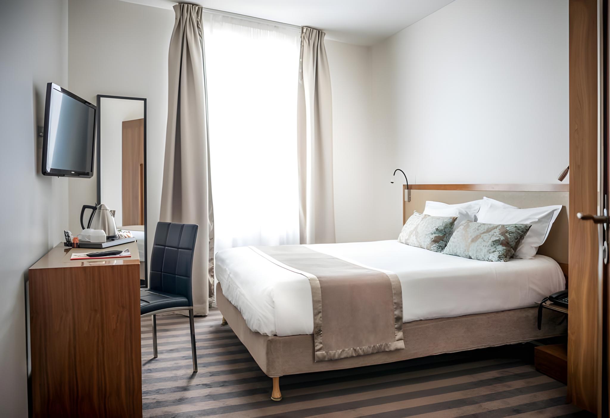 Classic, Double Bed, Eiffel View