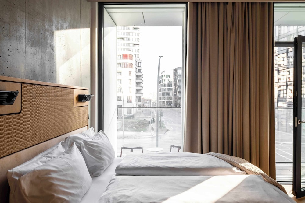 City, Studio, Queen Bed, Accessible