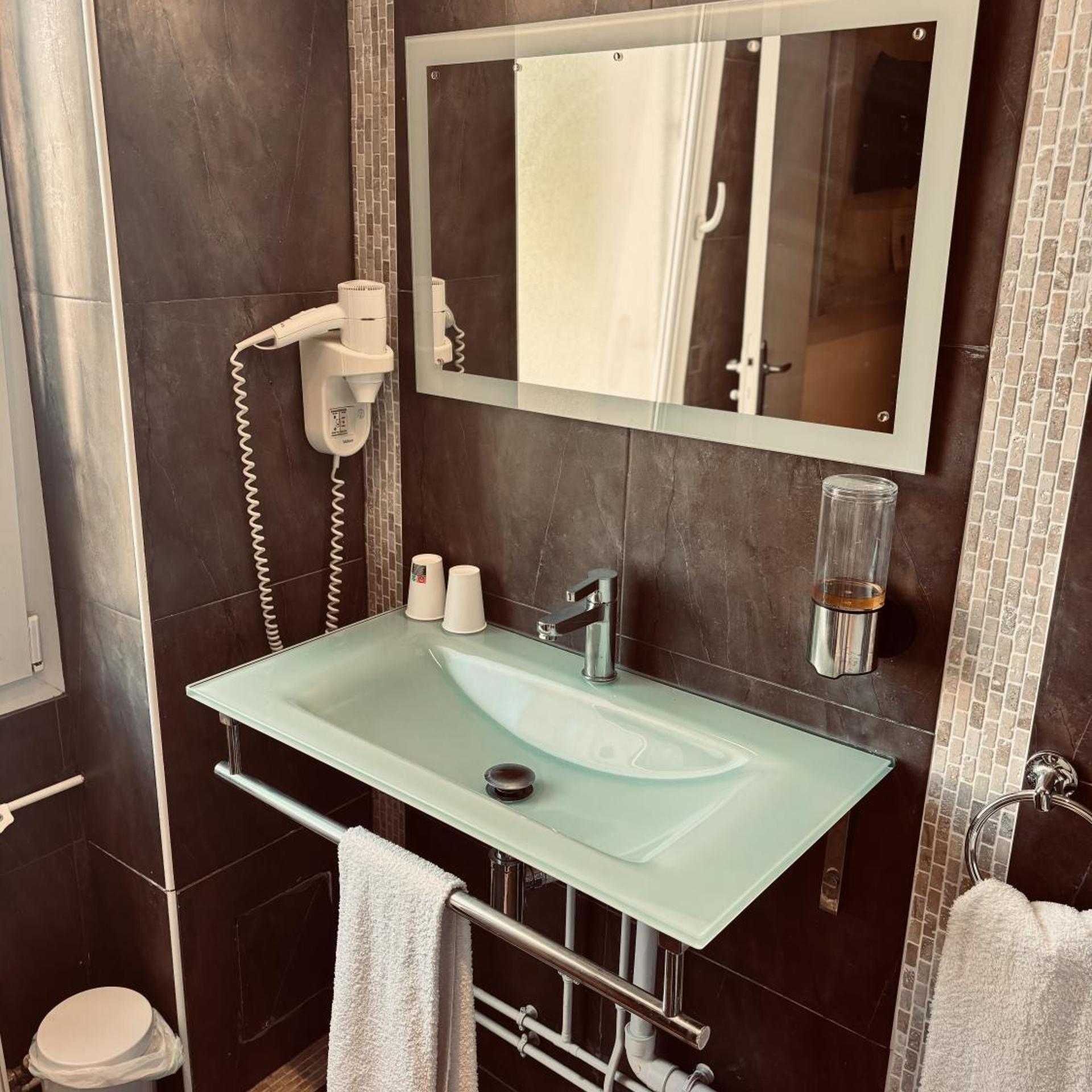 غرفة سوبيريور بحوض استحمام، HOTEL SAINT MARTIN 6/10