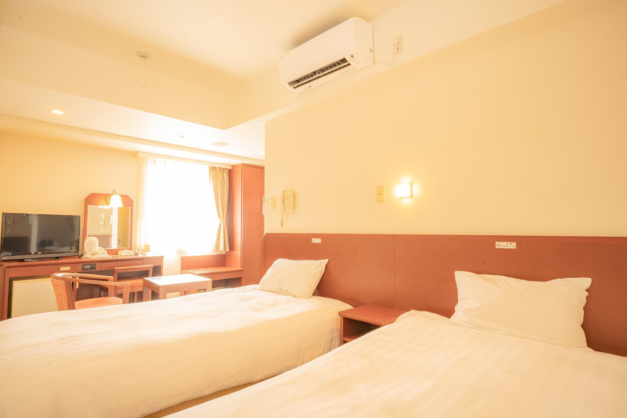 Room, Twin Beds, Smoking