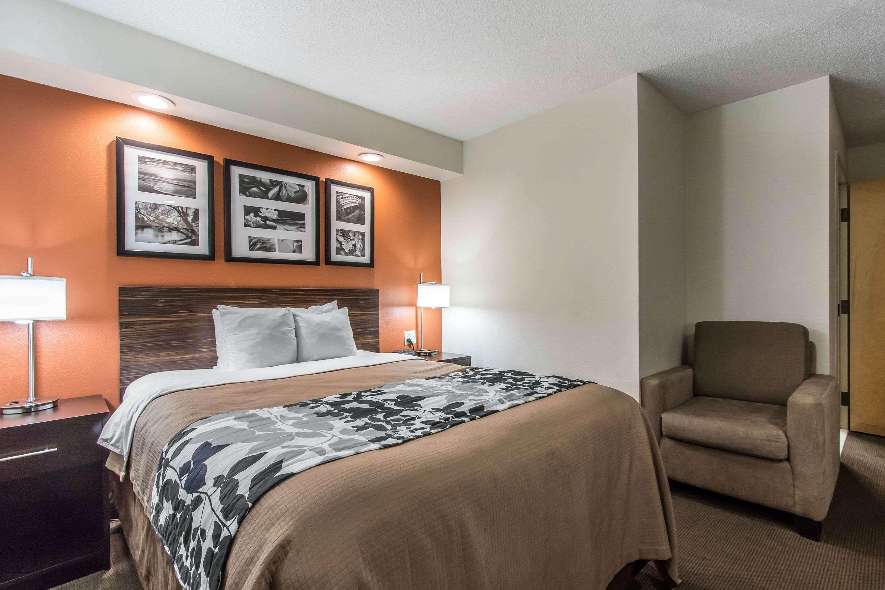 ROOM, QUEEN BED