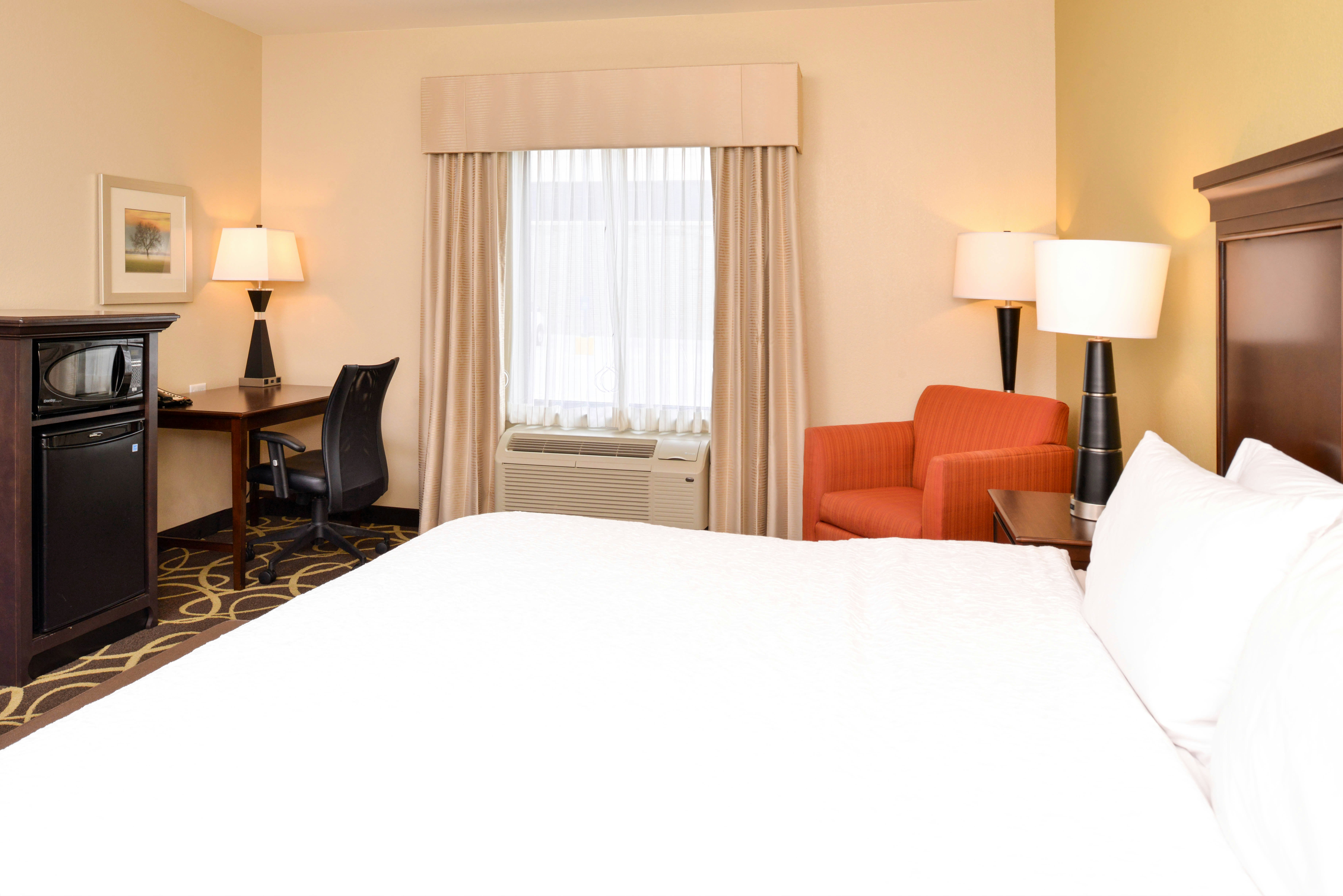غرفة بسرير كينج لذوي الإعاقة، HAMPTON INN OMAHA MIDTOWN-AKSARBEN AREA 3/8