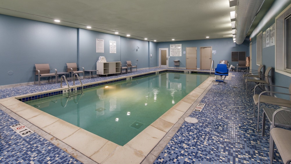 Holiday Inn Express Hotel And Suites Detroit Farmington Hills 5/53