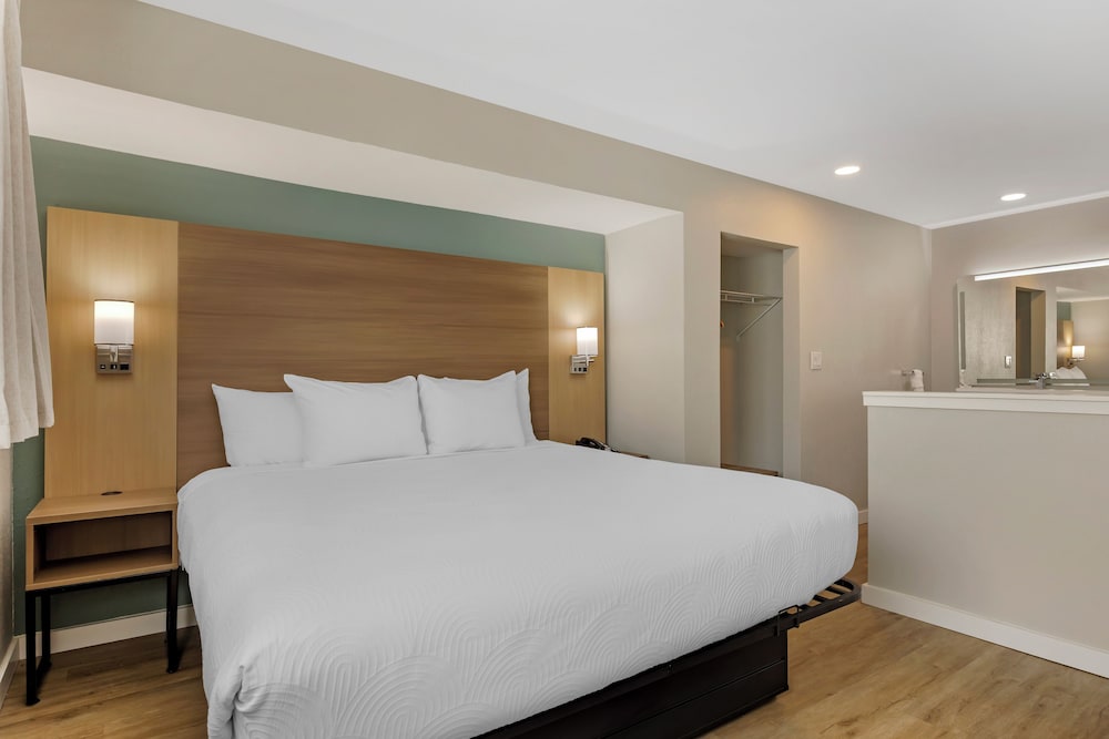 SUITE, KING BED, ACCESSIBLE