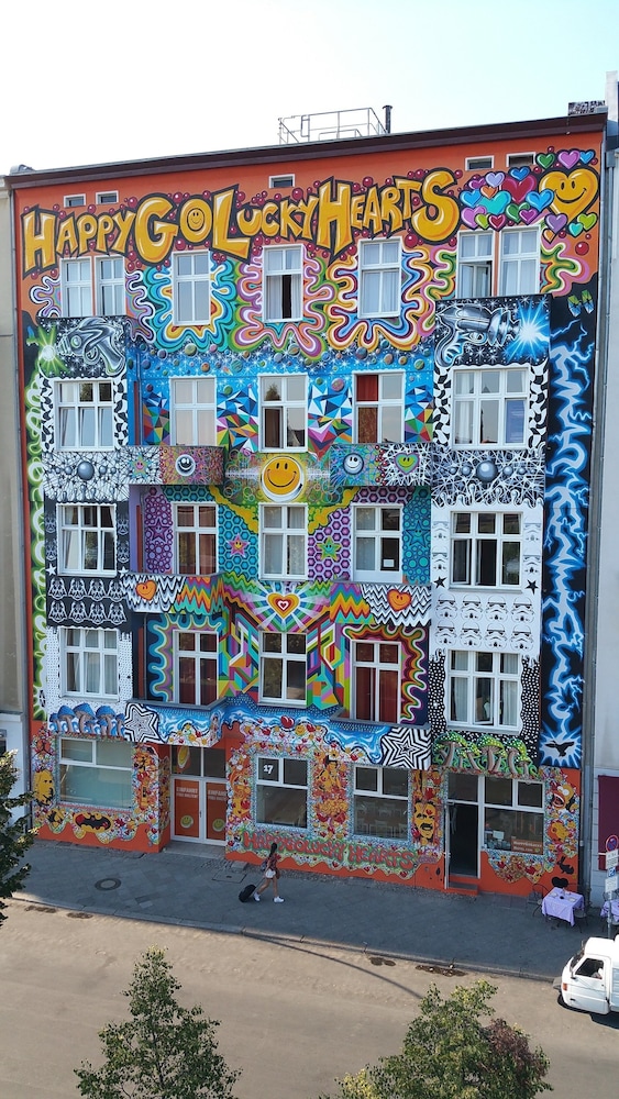 HappyGoLucky Hotel + Hostel 3/52