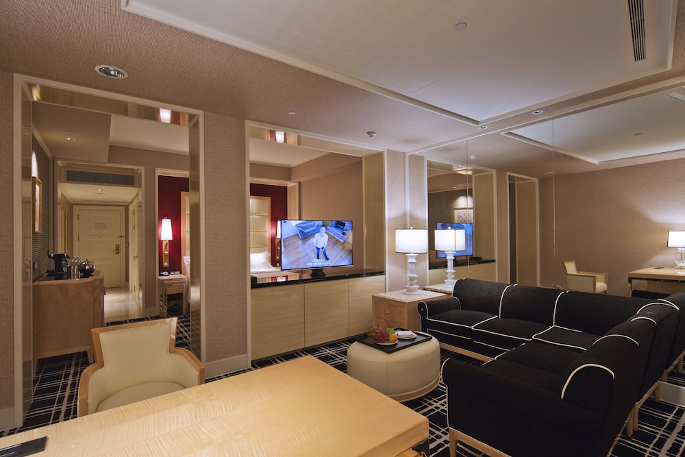 The Lin Hotel 45/61
