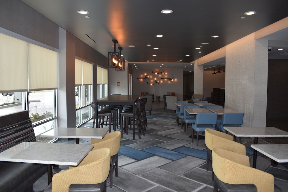 La Quinta Inn & Suites by Wyndham San Bernardino 37/45