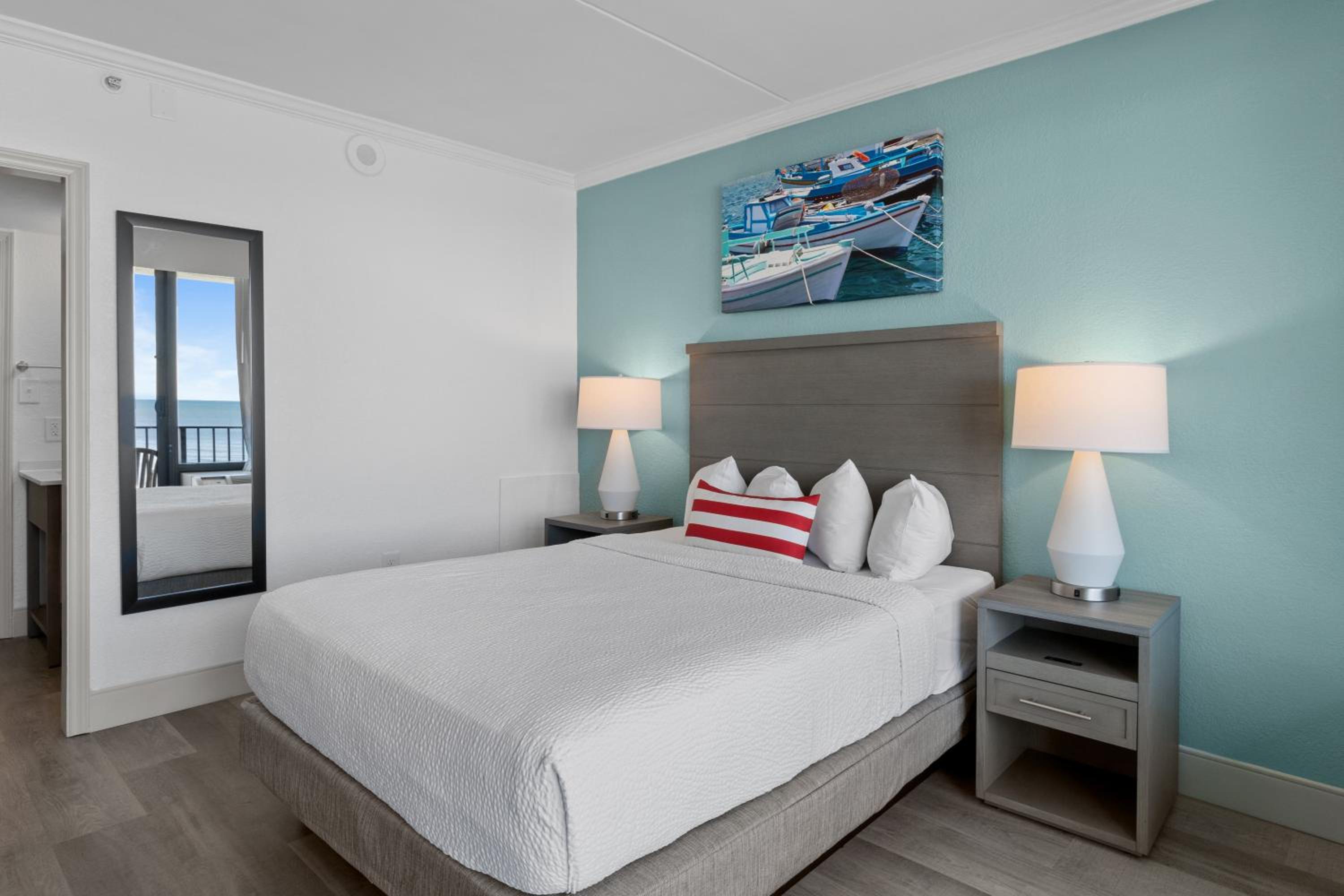 Schooner, Mini, Deluxe, Suite, Ocean Front، Compass Cove Resort 2/8