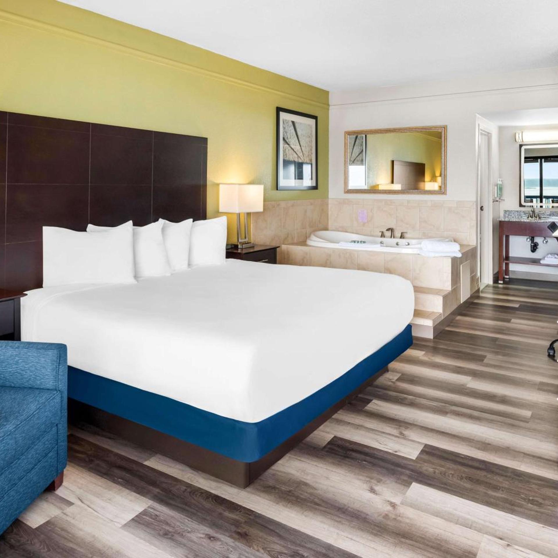 Room, King Bed, Hot Tub, Bay Side