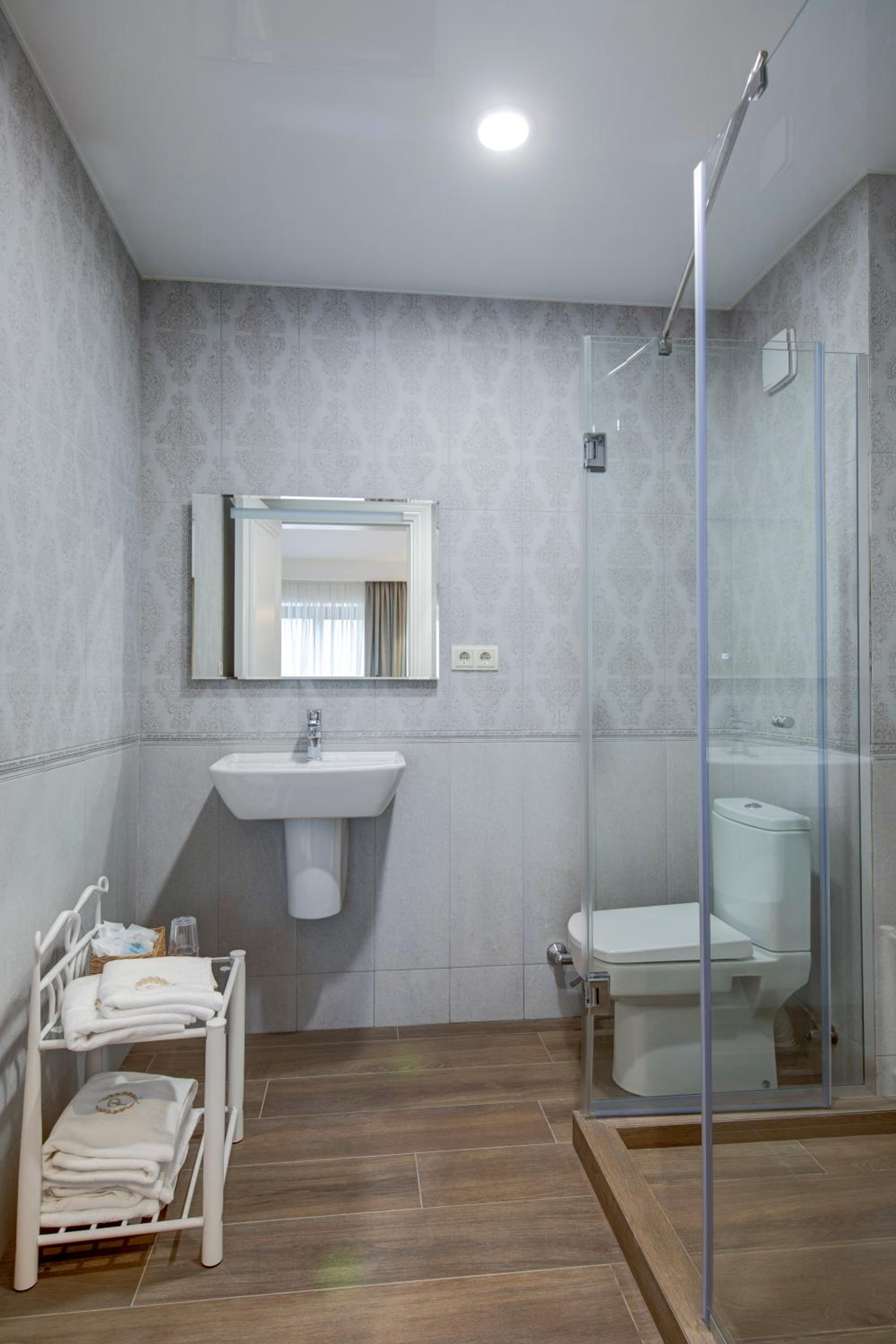 جناح جونيور بشرفة، Passport Hotel 7/7