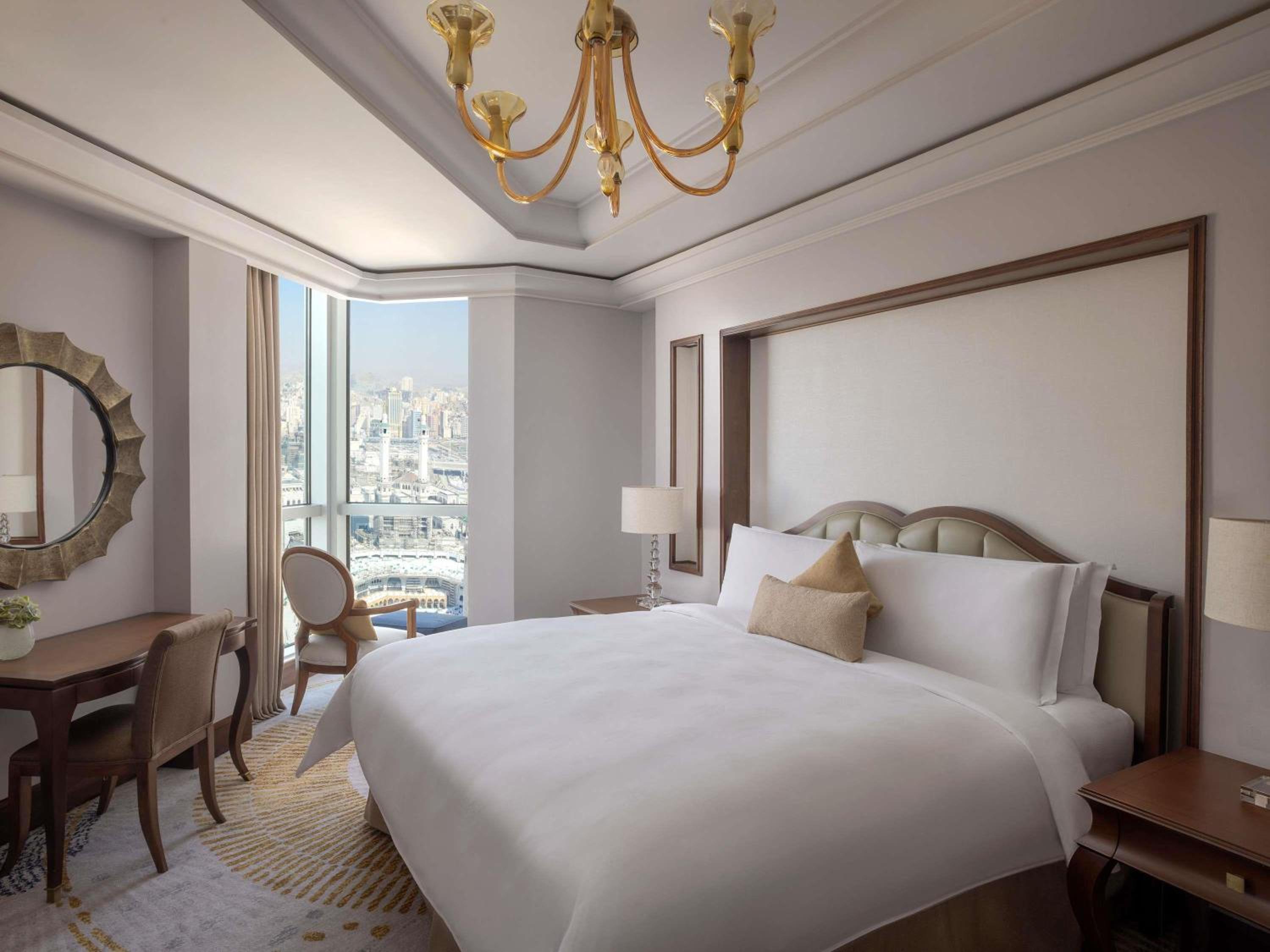 1 Bedroom, Signature, Suite, King Bed, Partial Kaaba View