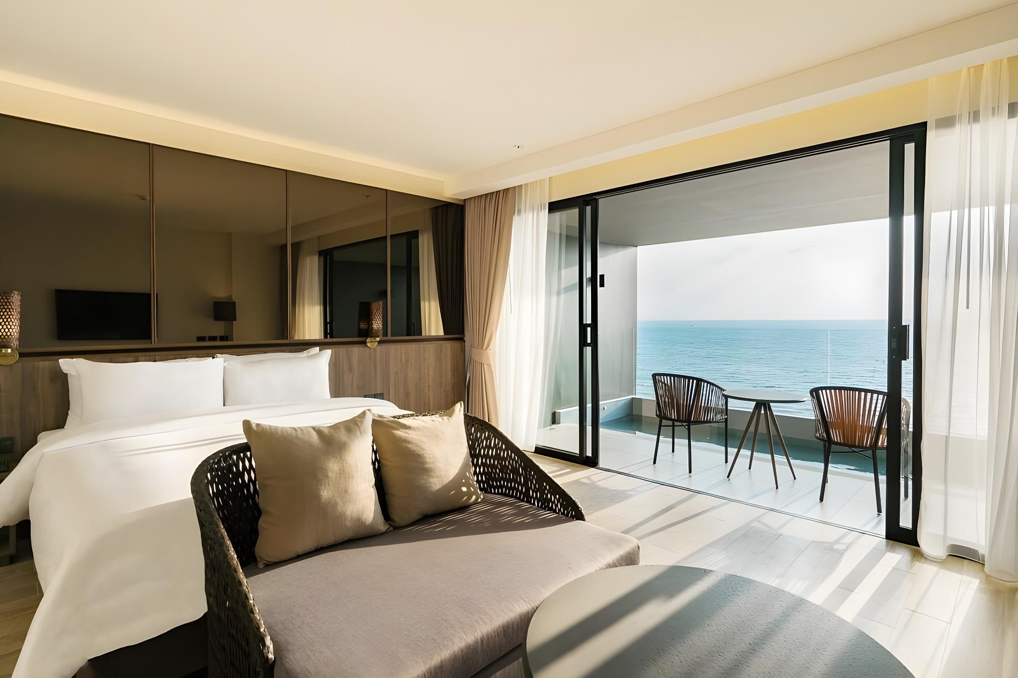 Ocean, Suite, King Bed, Sofa, Skybath