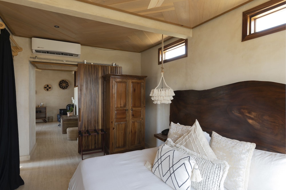 1 BEDROOM, OCEAN FRONT, WITH POOL