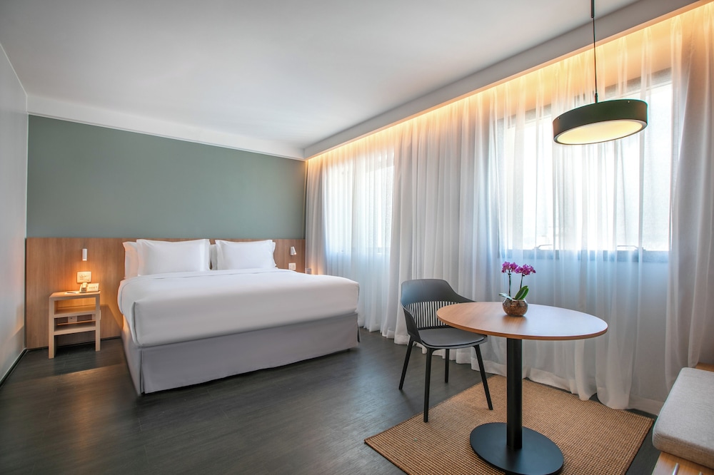 Innside, Premium, Queen Bed, City View