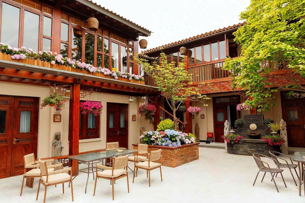The Jingshan Garden Hotel 2/66